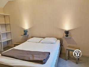 Kleines Zimmer mit einem Bett mit weißer Bettwäsche. in der Unterkunft Gîte Villiers-Charlemagne, 3 pièces, 4 personnes - FR-1-600-122 in Villiers-Charlemagne