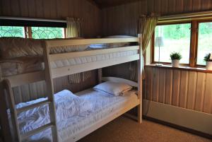 מיטה או מיטות קומותיים בחדר ב-Orsastuguthyrning-Höglunda