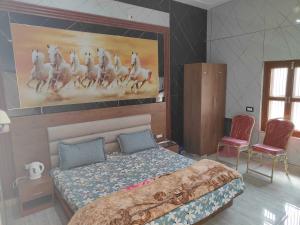 A bed or beds in a room at Super OYO Sree Krishna Hotel &Resort