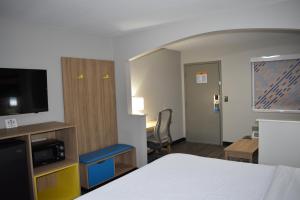 ein Hotelzimmer mit einem Bett und einem TV in der Unterkunft Days Inn by Wyndham North Little Rock Maumelle in Maumelle