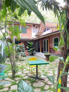 Vrt pred nastanitvijo Sonosewu Guesthouse Syariah
