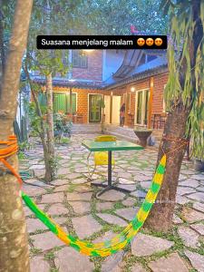 Stolní tenis v ubytování Sonosewu Guesthouse Syariah nebo okolí