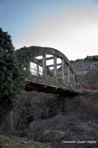 un puente al costado de una colina en Triantos Guesthome Suite, en Tripolis
