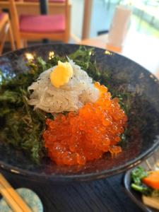 ein Teller mit Fleisch und Gemüse auf dem Tisch in der Unterkunft Tre casa hotel KAMAKURA in Kamakura