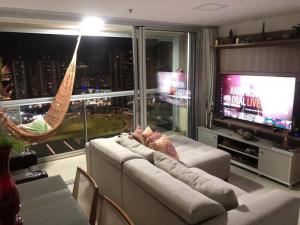 uma sala de estar com um sofá e uma rede de descanso em Apartamento c/ Suíte DF Plaza - Vista Espetacular em Brasília