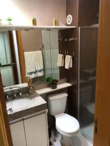 uma casa de banho com um WC, um lavatório e um chuveiro em Apartamento c/ Suíte DF Plaza - Vista Espetacular em Brasília