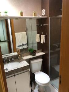 a bathroom with a toilet and a sink and a shower at Apartamento c/ Suíte DF Plaza - Vista Espetacular in Brasilia