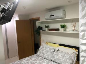 um quarto com uma cama e um aquecedor na parede em Apartamento c/ Suíte DF Plaza - Vista Espetacular em Brasília