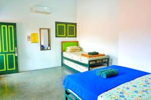 Postelja oz. postelje v sobi nastanitve Sonosewu Guesthouse Syariah