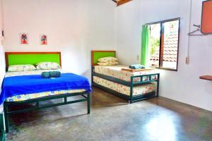 Postelja oz. postelje v sobi nastanitve Sonosewu Guesthouse Syariah