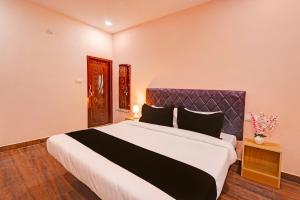 a bedroom with a large bed in a room at Super OYO Flagship RBS Classic Stay Boduppal in Hyderabad