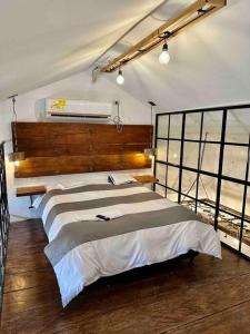 1 dormitorio con 1 cama grande en una habitación en AptoPardo1945, en Mompox