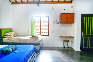 Postelja oz. postelje v sobi nastanitve Sonosewu Guesthouse Syariah