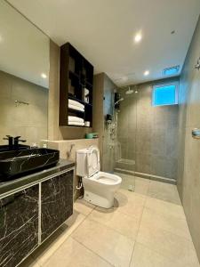 une salle de bain avec toilettes, lavabo et douche dans l'établissement Trival Luna Homestay Sri Indah Sandakan, à Sandakan