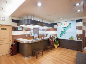 ein Fast-Food-Restaurant mit einer Theke und einer Bar in der Unterkunft Hotel Yamanouchi in Naha