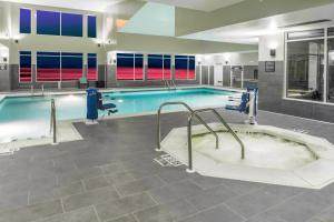 - une grande piscine avec baignoire dans un bâtiment dans l'établissement Residence Inn by Marriott Augusta, à Augusta