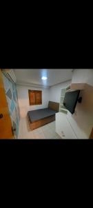 um quarto com uma cama e escadas em Condominio Dumont em Canoas