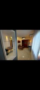2 fotografías de una sala de estar y un comedor en Condominio Dumont en Canoas