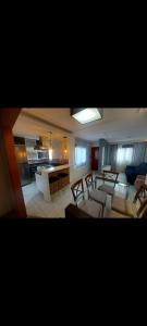 sala de estar amplia con sofás y cocina en Condominio Dumont, en Canoas