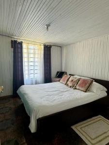 ein Schlafzimmer mit einem großen Bett in einem Zimmer in der Unterkunft Casa de Campo in Sabalito