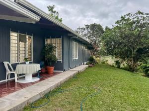 ein Haus mit einem Hof mit einem Tisch im Gras in der Unterkunft Casa de Campo in Sabalito