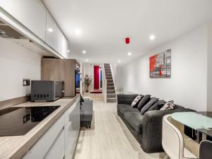 uma cozinha e uma sala de estar com um sofá em Snap Pad - Uk46421 em Royal Tunbridge Wells