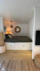 Una cama o camas en una habitación de T1 luxe à 2 minutes de la plage