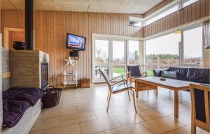 Setusvæði á Beautiful Home In Haderslev With 4 Bedrooms, Sauna And Wifi