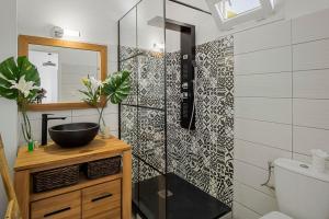 un bagno con una parete con motivi in bianco e nero di Appartement City View a Le Lamentin