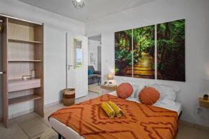 una camera da letto con un letto con un grande dipinto sul muro di Appartement City View a Le Lamentin