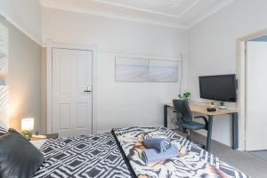 Un pat sau paturi într-o cameră la Boutique Private Suite 7 Min Walk to Sydney Domestic Airport 2 - ROOM ONLY