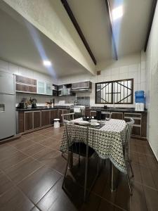 una cocina con mesa y sillas. en Casa bonita y cómoda, en Santa Cruz de la Sierra