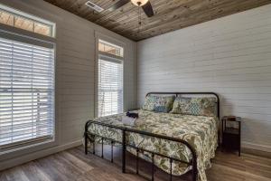 1 dormitorio con 1 cama y ventilador de techo en Lazy River Cabin - On The River, Wifi, Free Attraction Tickets!!!, en Kodak
