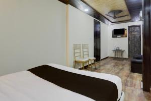 ein Schlafzimmer mit einem Bett und ein Wohnzimmer in der Unterkunft Hotel Kalila Near Max Hospital in Neu-Delhi