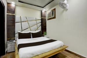 ein Schlafzimmer mit einem großen Bett in einem Zimmer in der Unterkunft Hotel Kalila Near Max Hospital in Neu-Delhi