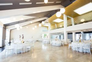 a banquet hall with white tables and chairs at Hotel Bistrita in Bistriţa