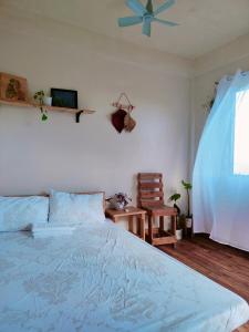 1 dormitorio con 1 cama y ventilador de techo en Tanay Overlooking Sea of Clouds Staycation house en Tanay