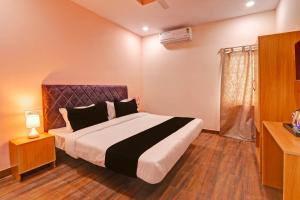 ein Schlafzimmer mit einem großen Bett in einem Zimmer in der Unterkunft Super OYO Flagship RBS Classic Stay Boduppal in Hyderabad