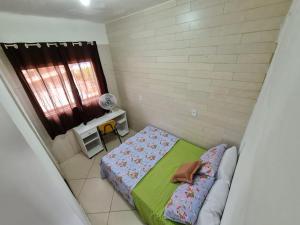 a small bedroom with a bed and a window at POUSADA DO HOSTEL in Jacobina