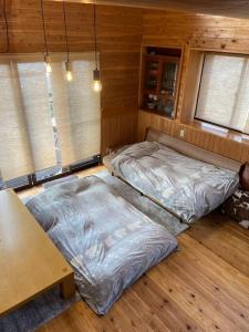 Rúm í herbergi á 桃の木別荘　Momonoki Villa