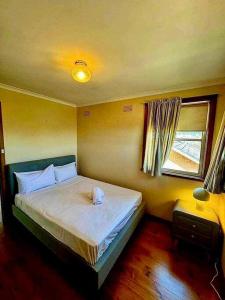 un dormitorio con una cama con un animal de peluche en 5 BR & 3 BTH House in Outlook Glen w/ 2 car parks, en Glen Waverley