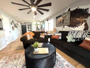 Χώρος καθιστικού στο Modern Comfort: Updated Cozy Condo in Indian Point