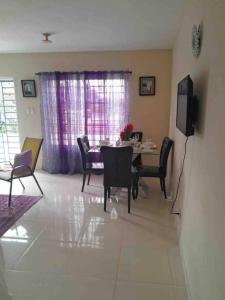 a dining room with a table and chairs and a television at SDQ Apartamento Marbella 1-2 in La Ureña
