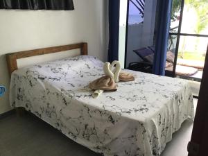 łóżko z dwoma ręcznikami na górze w obiekcie BambooBeachVilla1 AC New OCEANFRONT POOL sunsetview garden kitchen SATELLITE STARLINK WI-FI w mieście Dimiao