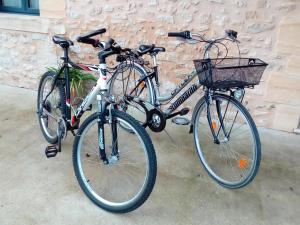 Gallery image of Maison de village avec jardin clos, randonnées, vélos gratuits, cheminée et équipements bébé. - FR-1-616-232 in Bassillac