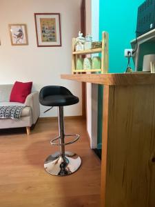 カストロにあるDepartamento Nu_Be2 Castro Chiloéのデスク付きの部屋(スツール付)