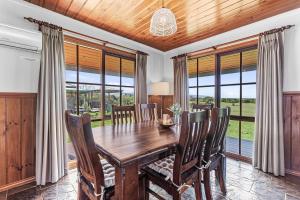 una sala da pranzo con tavolo e sedie in legno di Apollo Bay Cottages- Hopetoun a Marengo