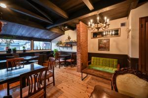 日田市Auberge Licht的餐厅内带绿沙发的酒吧