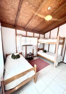 1 dormitorio con 2 literas en una habitación en Sand Castle Ocean Suites en Zorritos