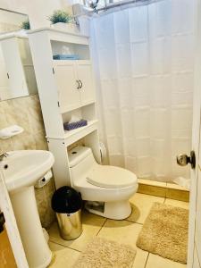 een badkamer met een toilet en een wastafel bij Sand Castle Ocean Suites in Zorritos
